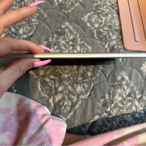 EUC Apple iPad Silver 5th generation 128GB model A1823 wifi + LTE Accessories - Picture 8 of 12